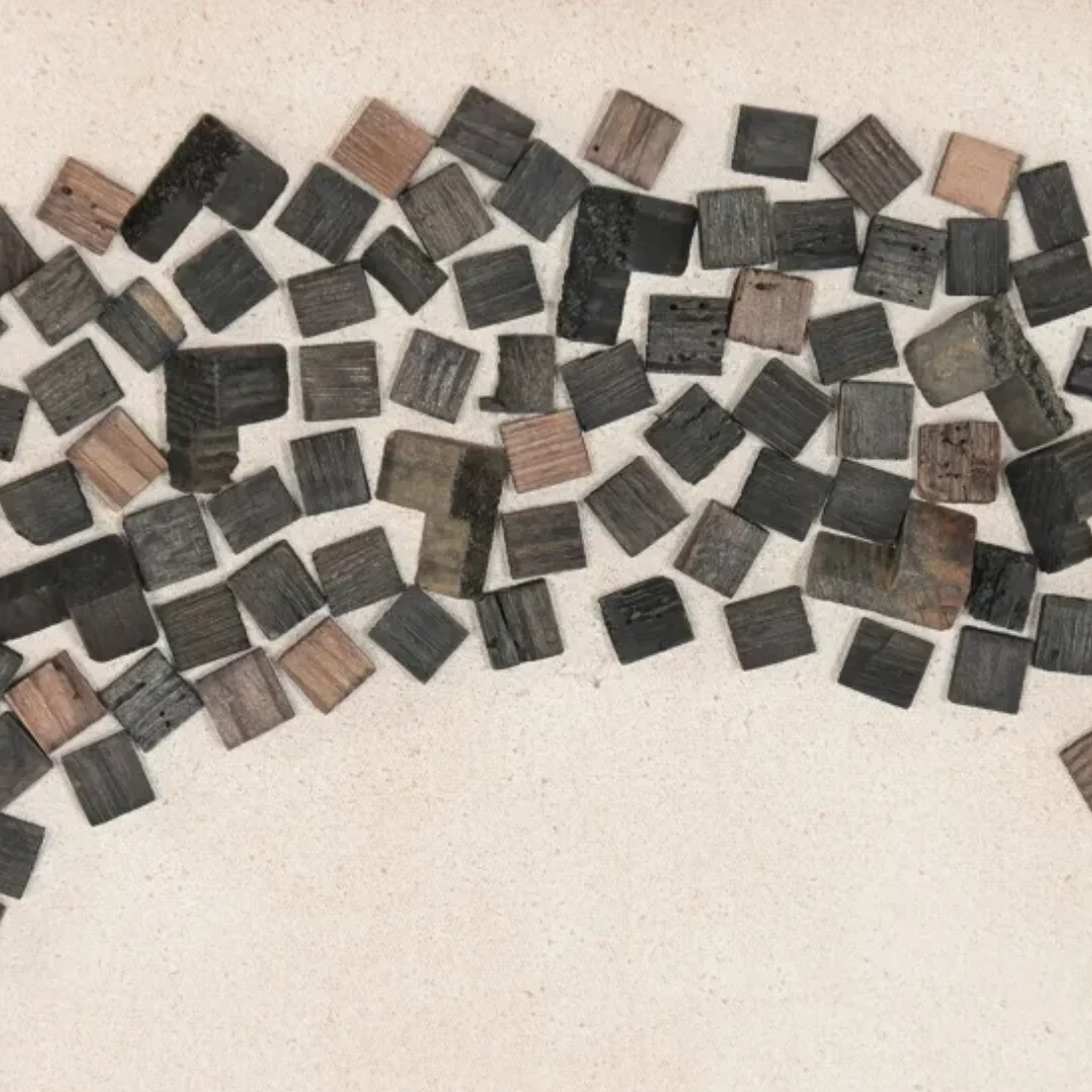 Cuadro en madera reciclada, fondo con textura en beig y piezas 3D en madera reciclada de pino