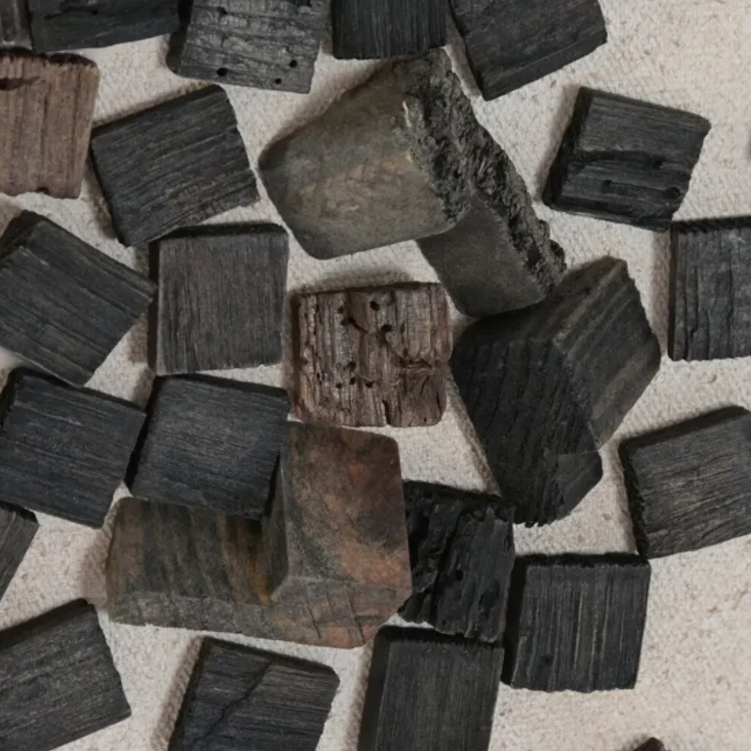 Cuadro en madera reciclada, fondo con textura en beig y piezas 3D en madera reciclada de pino
