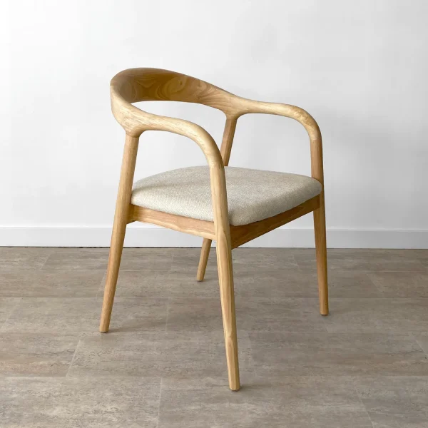 1 unidad silla de comedor en madera color natural y asiento beige