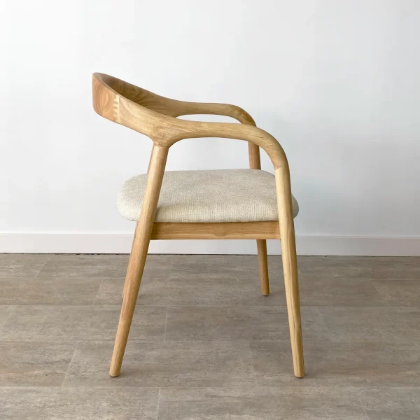 1 unidad silla de comedor en madera color natural y asiento beige