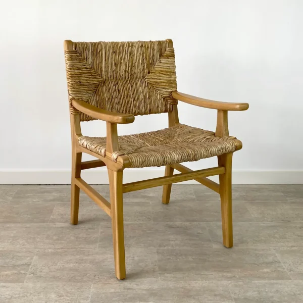 Pack de 2 sillas de comedor con reposabrazos en madera de teca y asiento trenzado en color natural