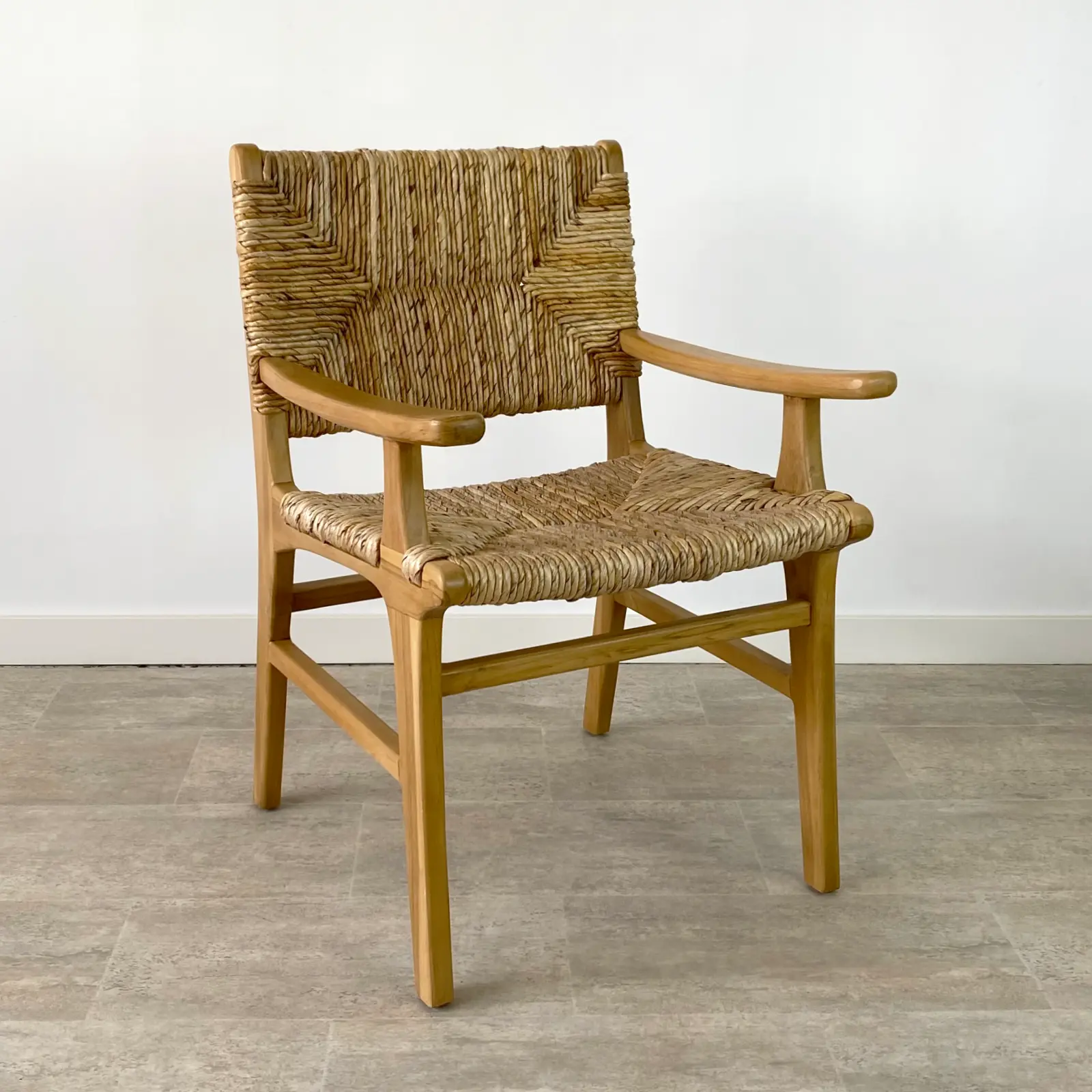 Pack de 2 sillas de comedor con reposabrazos en madera de teca y asiento trenzado en color natural