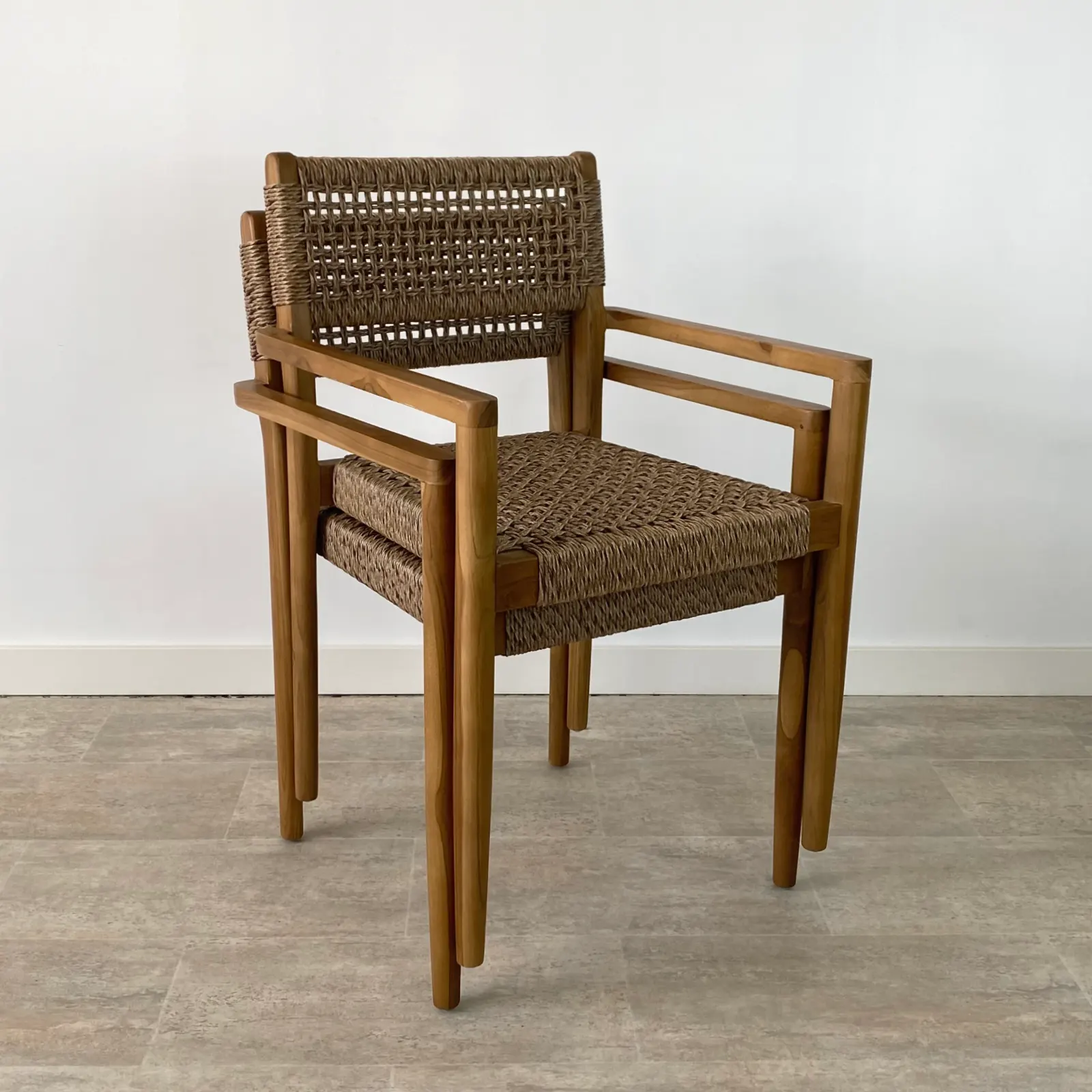 Pack de 2 sillas de comedor apilables en madera de teca y asiento trenzado en color marrón